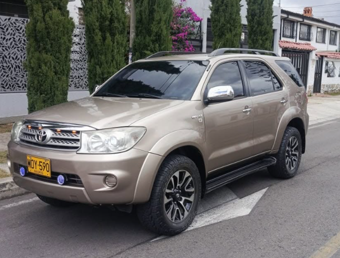 Toyota Fortuner 2.7 4x4 AT 2011